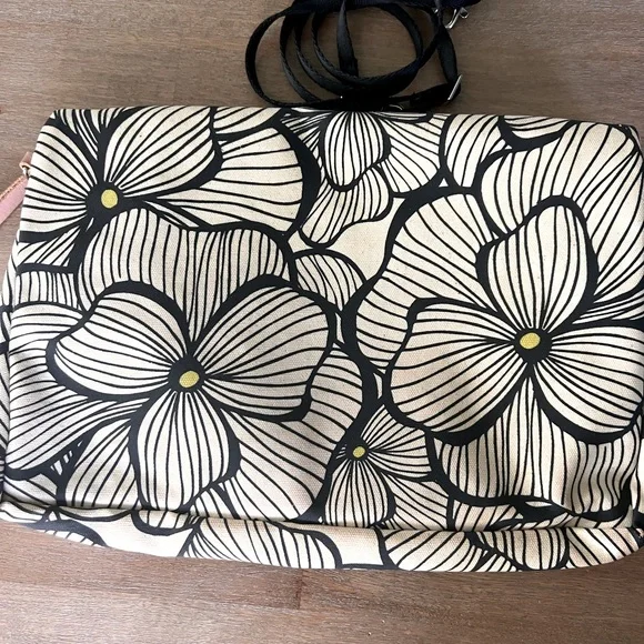 Good conditionPetunia Pickle Bottom PBB Crossbody Clutch (discontinued model) - Picture 3 of 9